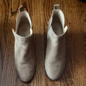 Journee Collection Textured Beige Wedge Ankle Booties Size 6